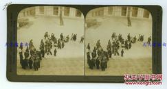 清末民国时期波凡克H.C.怀特立体照片公司--清代香港的街头百姓聚集参加中国节日活动