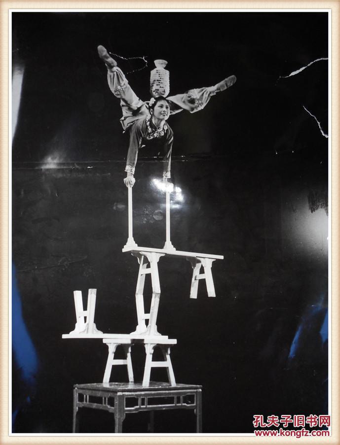 黑白照片:杂技皇后夏菊花 黄克勤摄尺寸较大