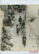 民国1940年代大西南云南昆明一带的街道，街边有成排的小摊贩，可见援华美军士兵在找小贩擦皮鞋，大幅银盐照片，25.4X25.4厘米