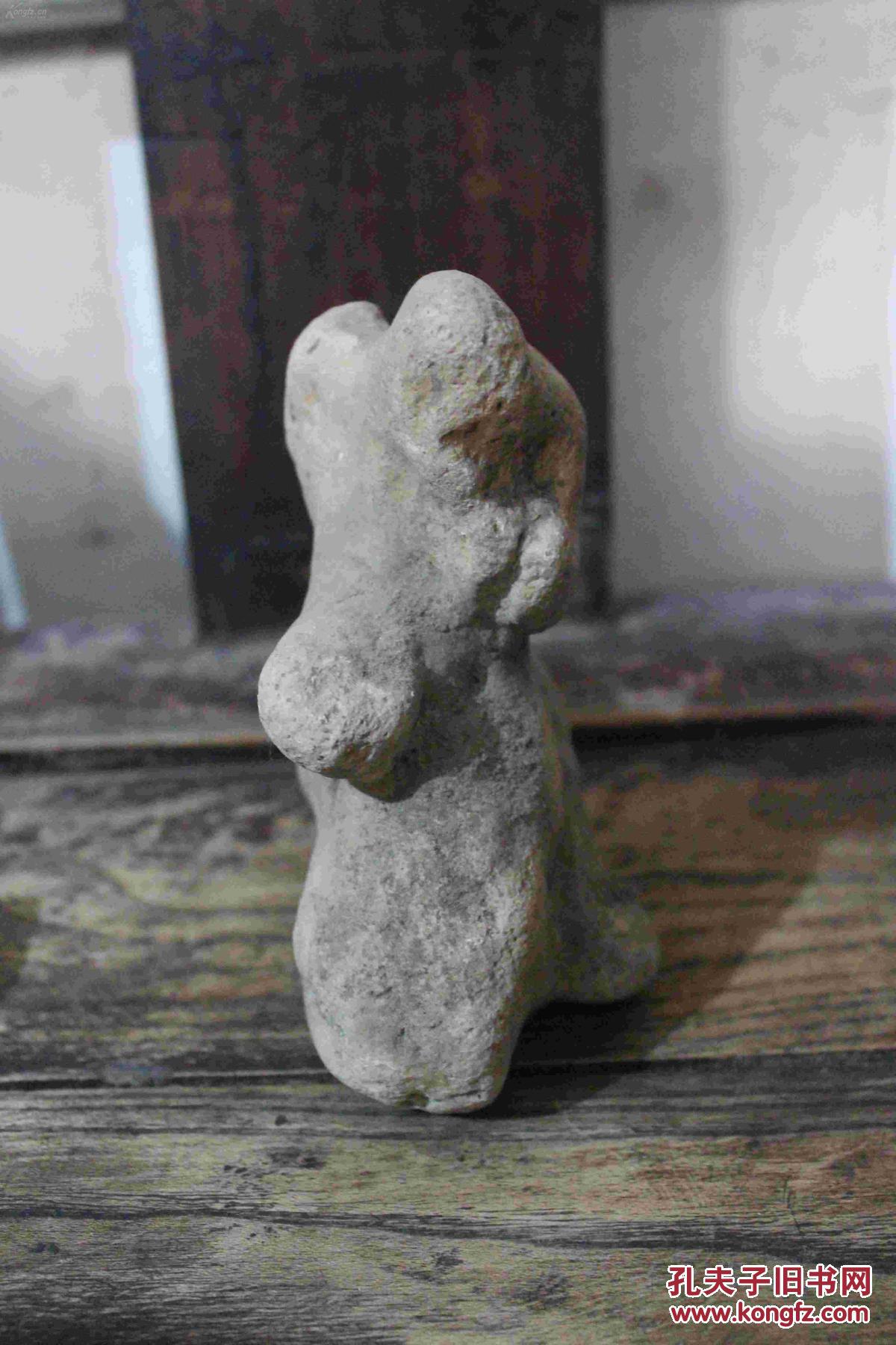 家父所藏奇石,料姜石,像只小狗,造型独特,配个底座摆在书房很有雅趣.