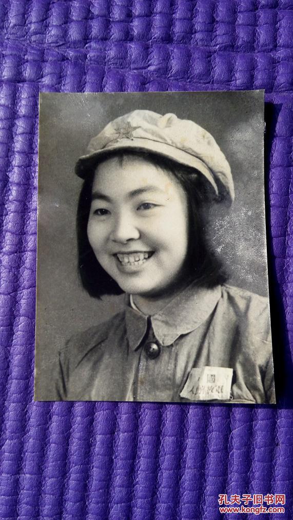 1947年丁玲穿军装照片,戴土布军帽,缝制的五角星,非常喜悦