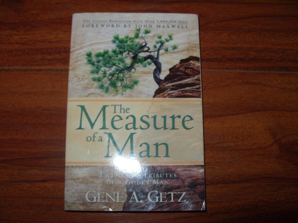 《THE MEASURE OF A MAN》36开 2004年编印 英文原版 85品