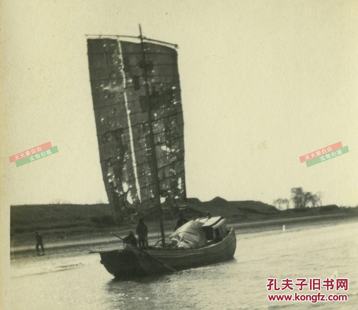 民国运河河道江面上的行驶的中式老帆船旧影老相片