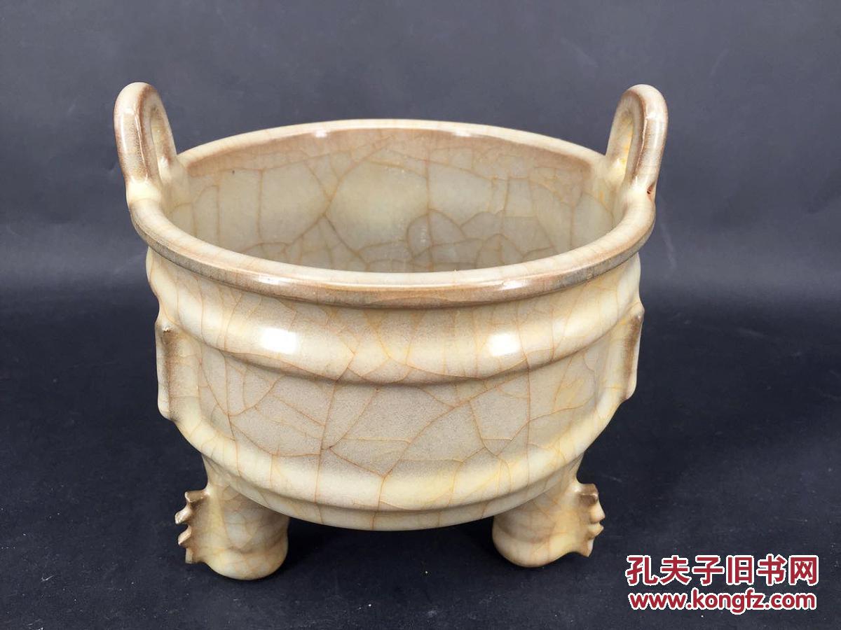 南宋官窑米黄釉鼎式炉,器型装重!开片自然!典型的官窑重器!