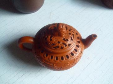 紫砂壶-----镂空山水图-----底款艳盛-----15cm*11cm*11cm 拍品编号