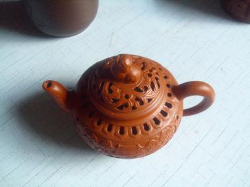 紫砂壶-----镂空山水图-----底款艳盛-----15cm*11cm*11cm 拍品编号