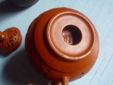 紫砂壶-----镂空山水图-----底款艳盛-----15cm*11cm*11cm 拍品编号