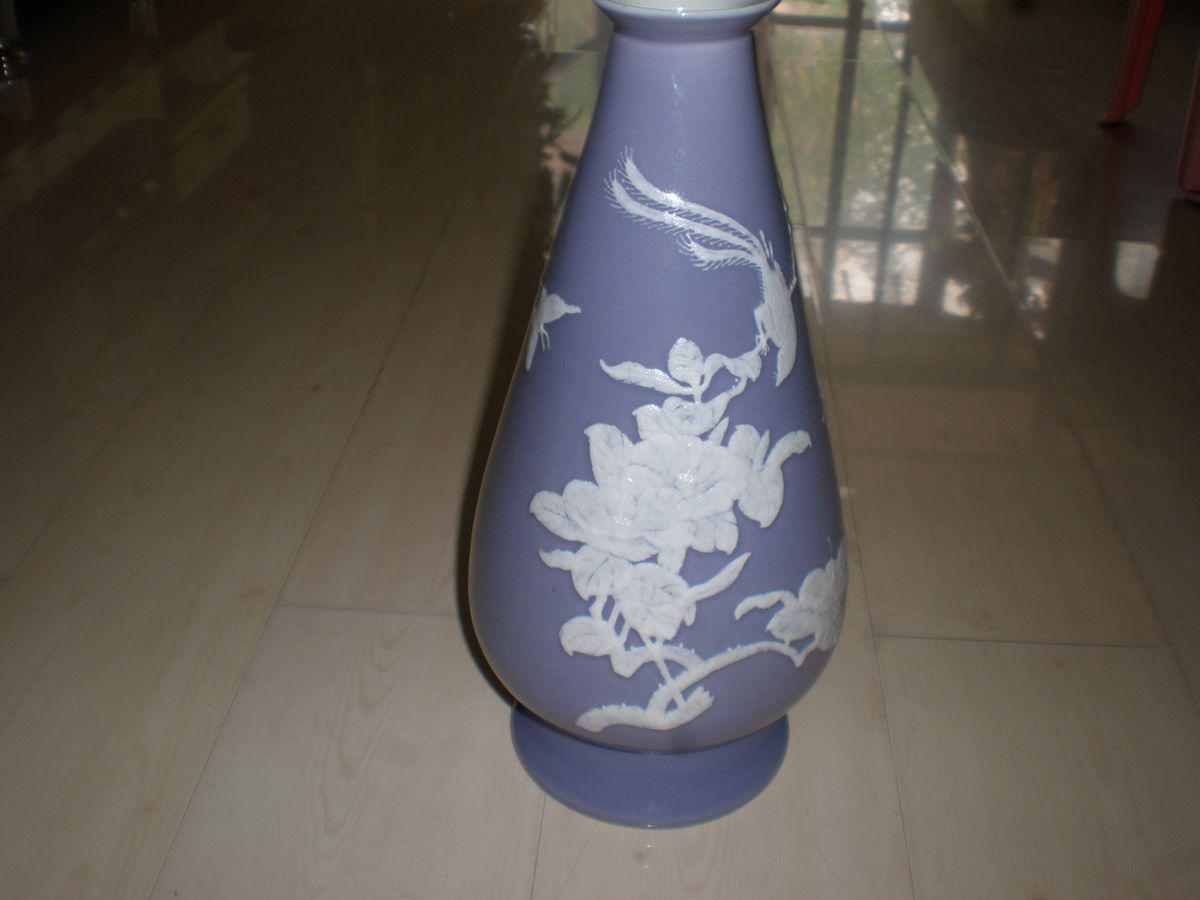 **老厂货瓷器:单色釉全手工堆雕堆花花瓶(1968年中国银行纪念品)