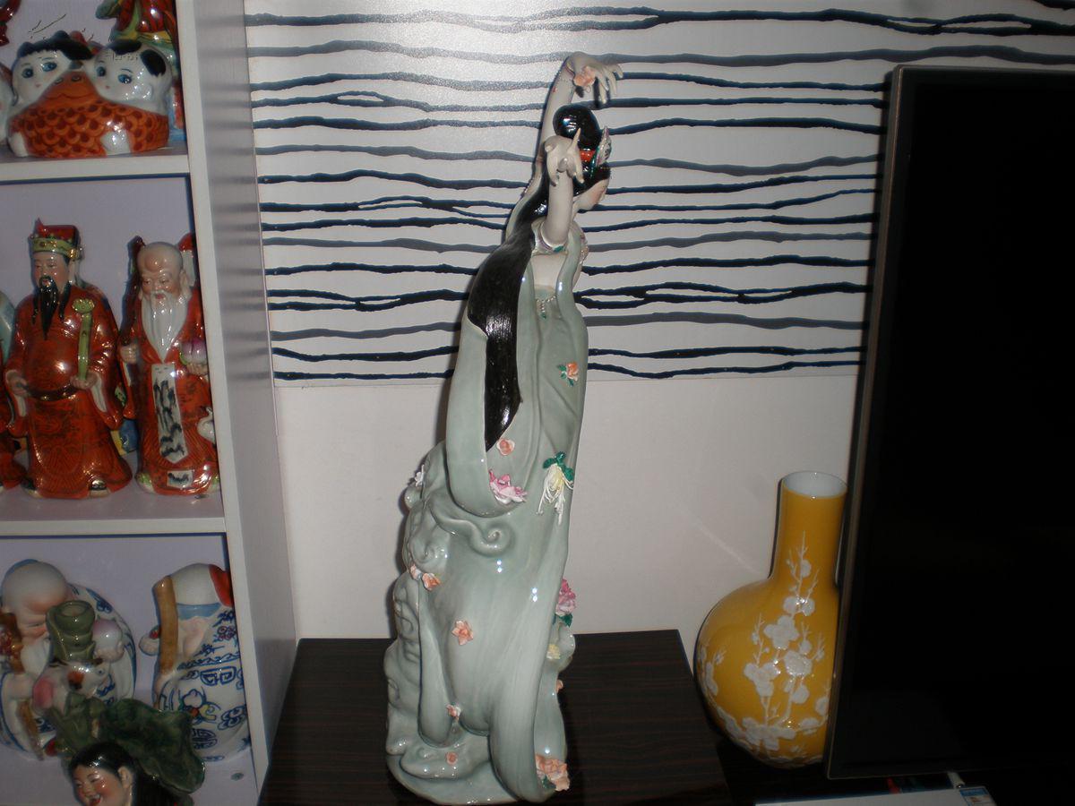 景德镇名家雕塑瓷刘远长的做工非常精细的大型美女飞天瓷雕