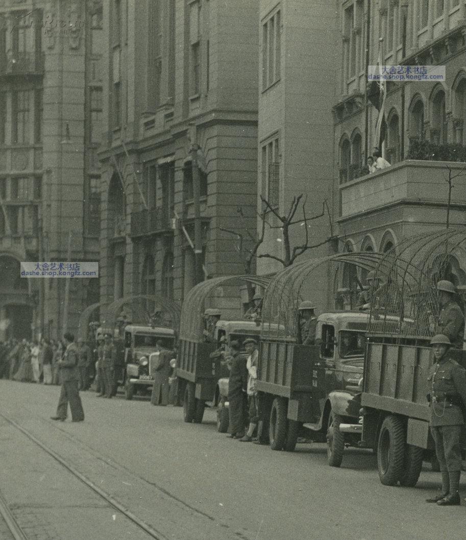 1930年代后期上海外国驻军在法租界街道上戒备,军用卡车架设机枪,中国