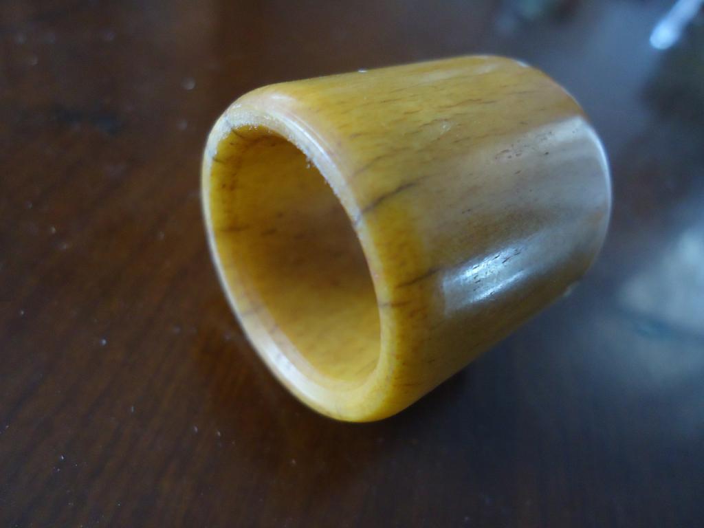 在坝上沽源老城收到的一个豹骨扳指,骨纹清晰,包浆很好!