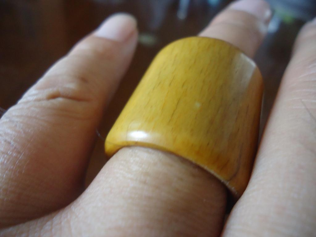 在坝上沽源老城收到的一个豹骨扳指,骨纹清晰,包浆很好!