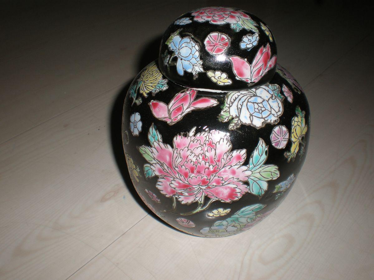 包老保真60年代厂货红色收藏瓷器手工绘画粉彩黑底万花花卉纹罐子坛子