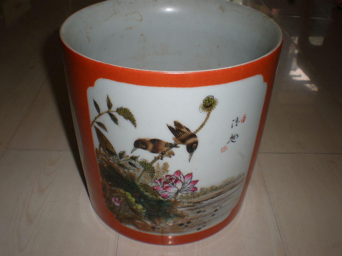 珠山八友刘雨岑作粉彩手绘砂红开窗鸟语花香题词笔筒