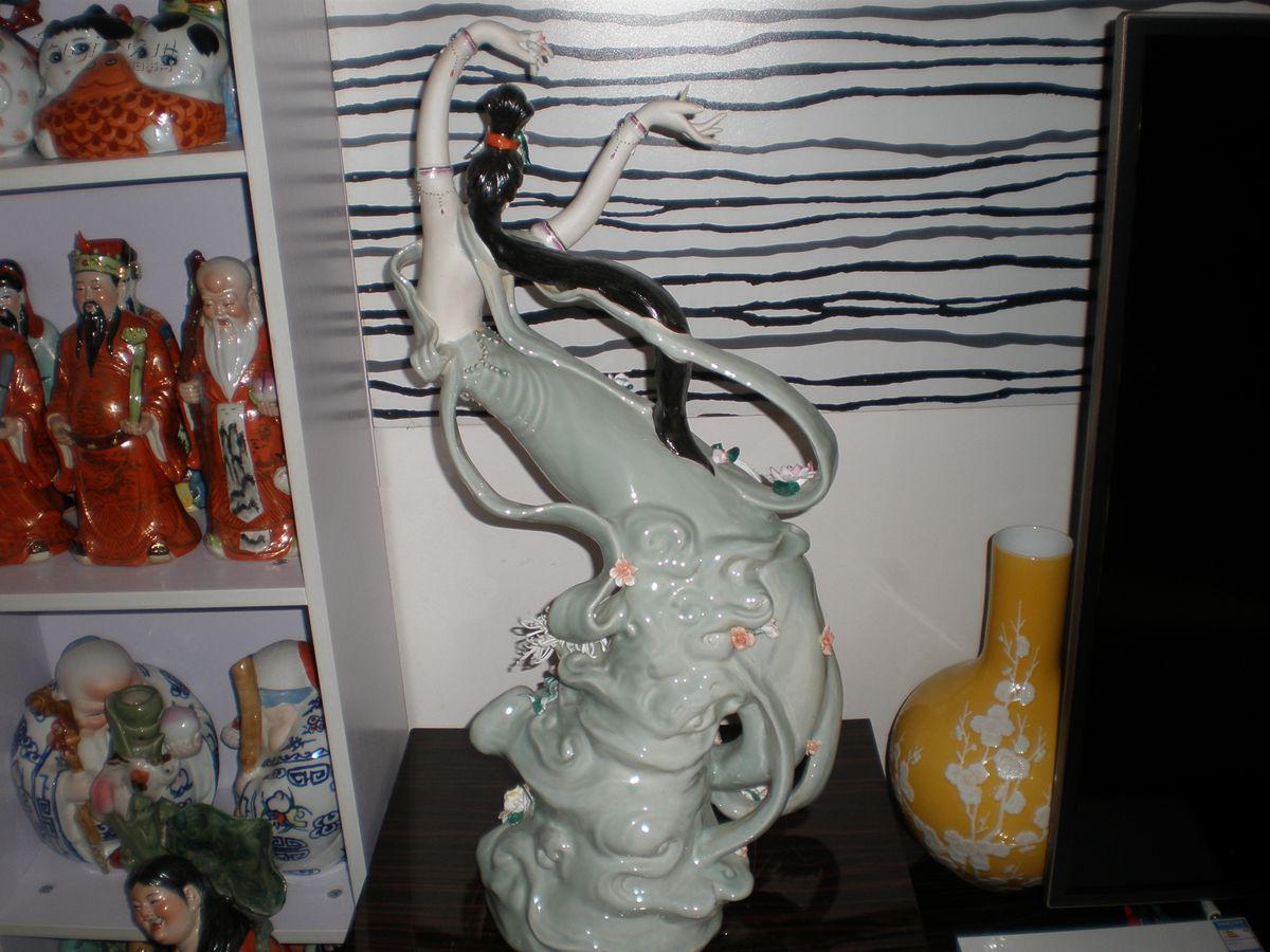 景德镇名家雕塑瓷刘远长的做工非常精细的大型美女飞天瓷雕