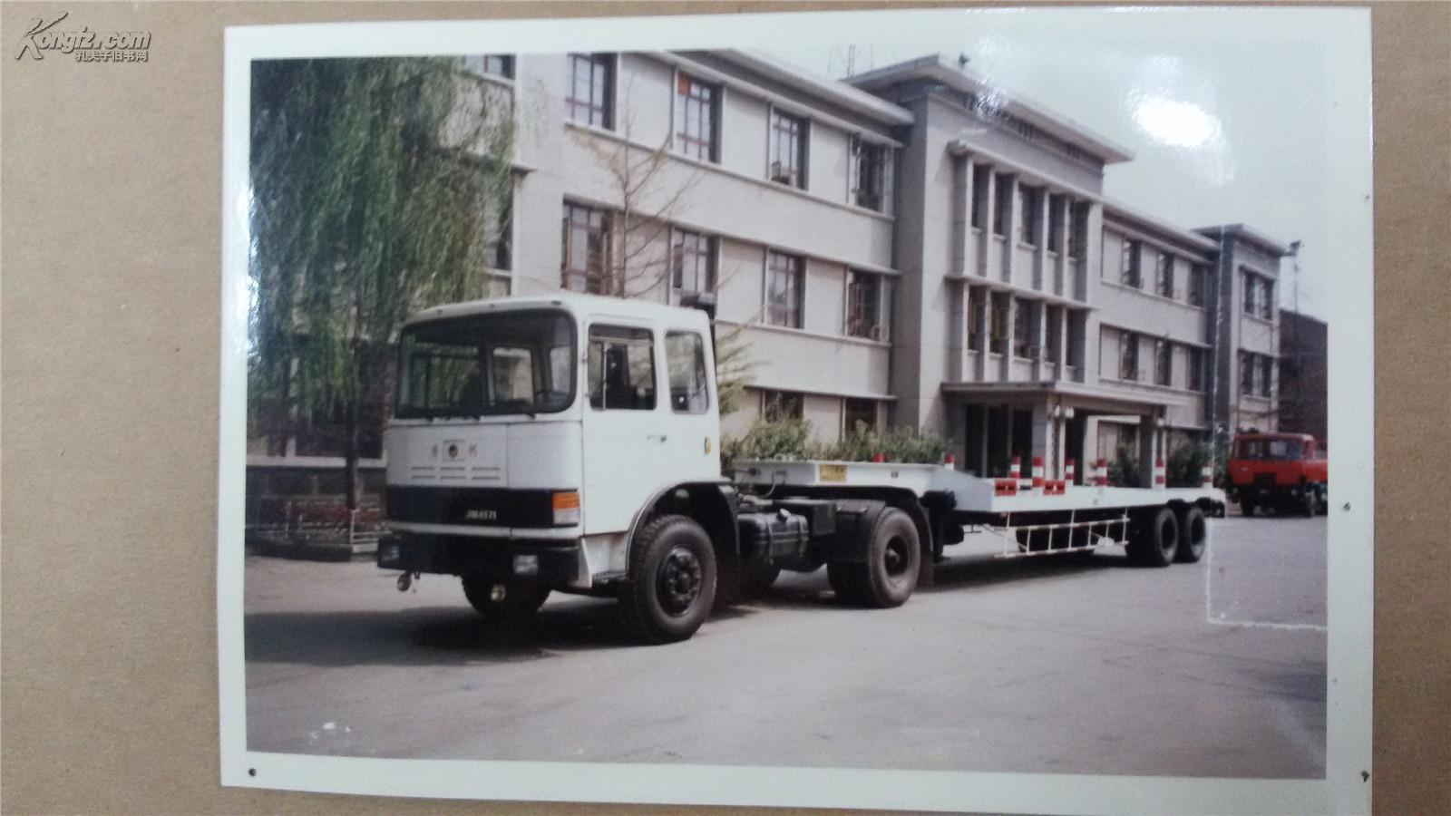 老照片济南汽车制造厂黄河jn4171牵引车平拖板