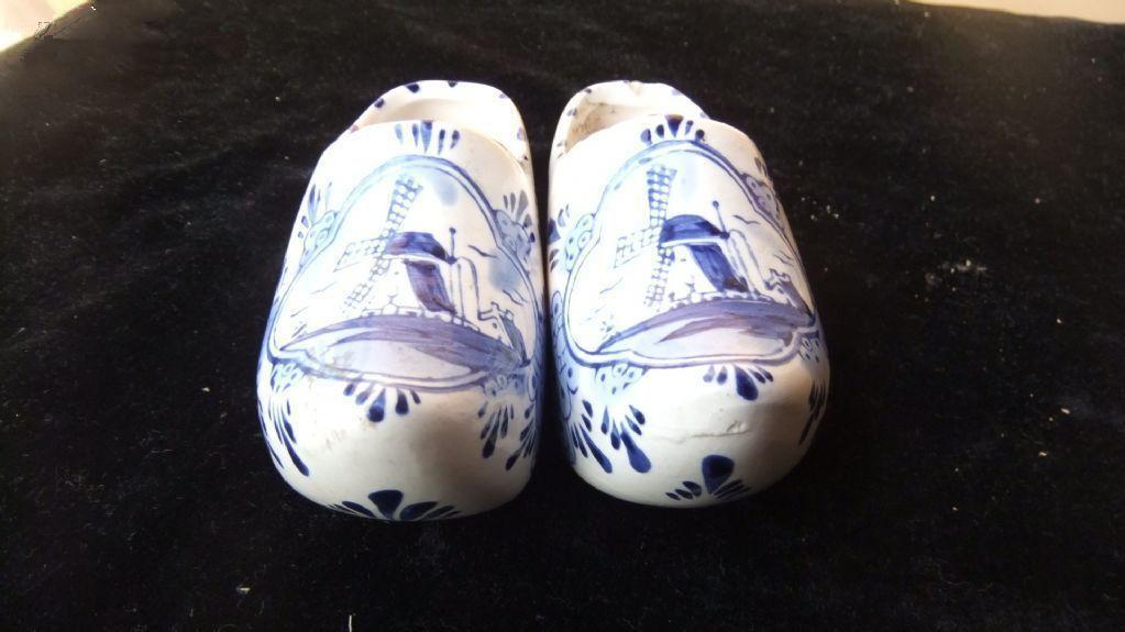 三寸金莲青花瓷鞋摆件一对