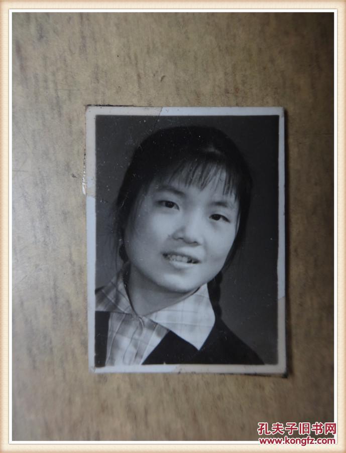 黑白老照片:青年女孩照