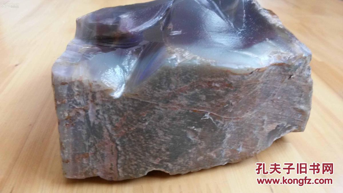 陕西商洛秦岭山中的大块玛瑙原石,中心全部是紫红色玛瑙,周边是绿色