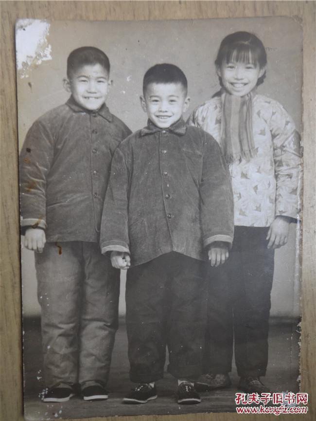 黑白老照片——姐弟三人合影 姐姐戴红小兵袖章