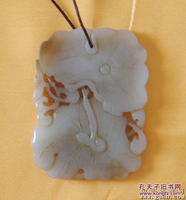 清代并蒂莲纹镂雕玉牌. 器形文雅大气,喻意好事成双