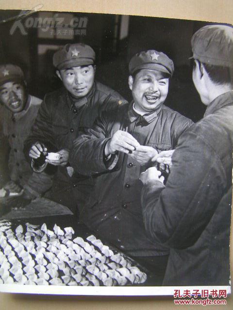 老照片【70年代,首长来到炊事班】2张