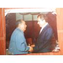 剪画 毛泽东主席同美国前总统理查德.尼克松握手