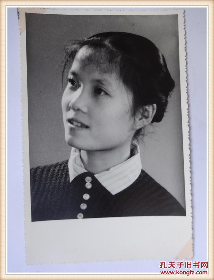 黑白老照片美丽少女留念