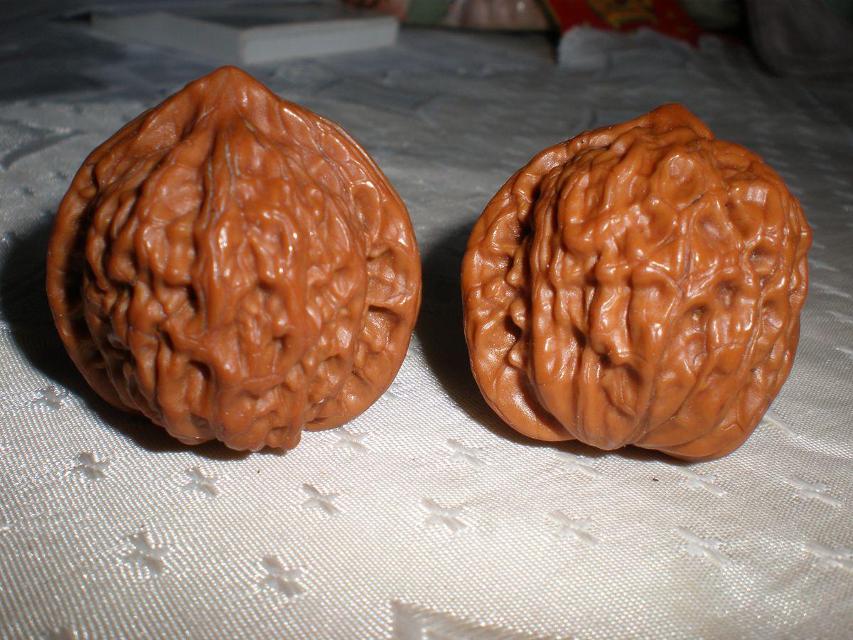 文玩野生公子帽老核桃一对包浆好