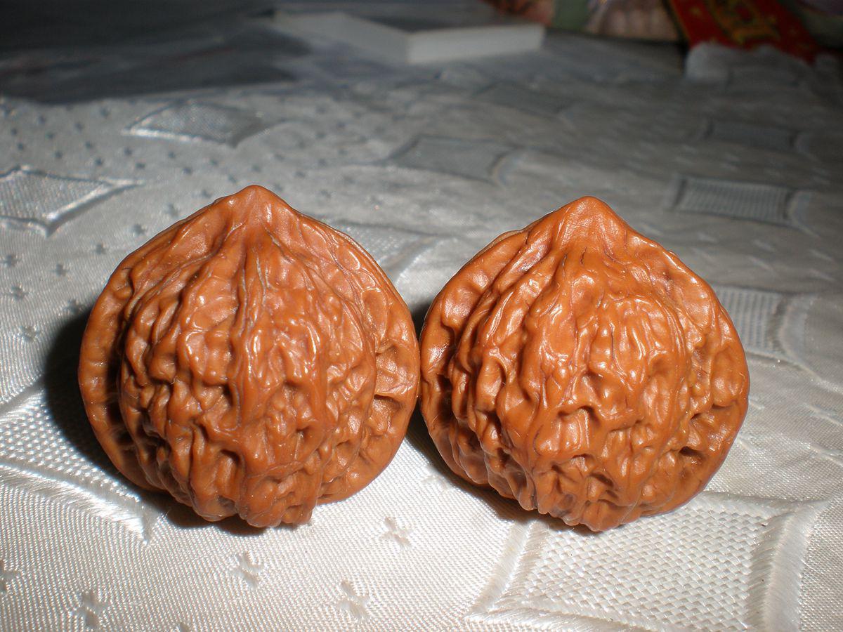 文玩野生公子帽老核桃一对包浆好