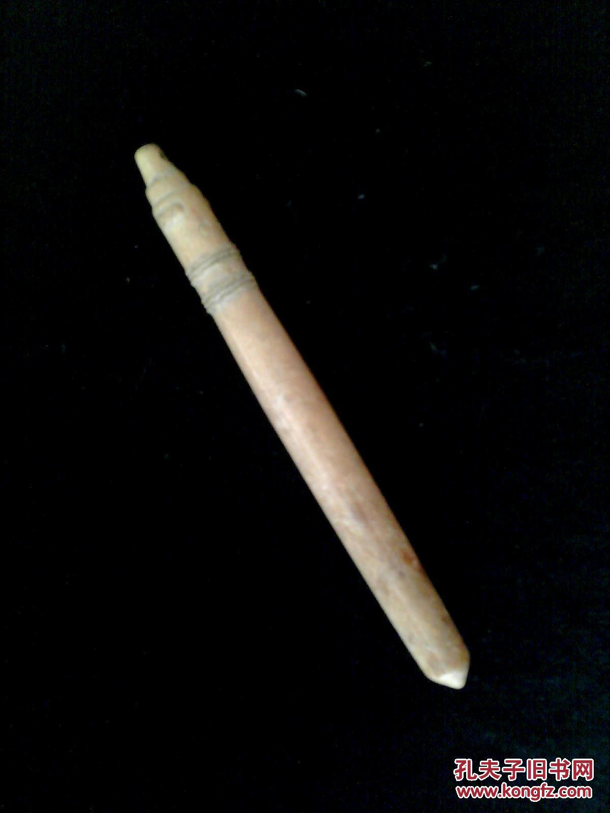 良渚文化玉质带纹饰锥形器一枚,玉质清亮光滑,纹饰精细优美;一头尖