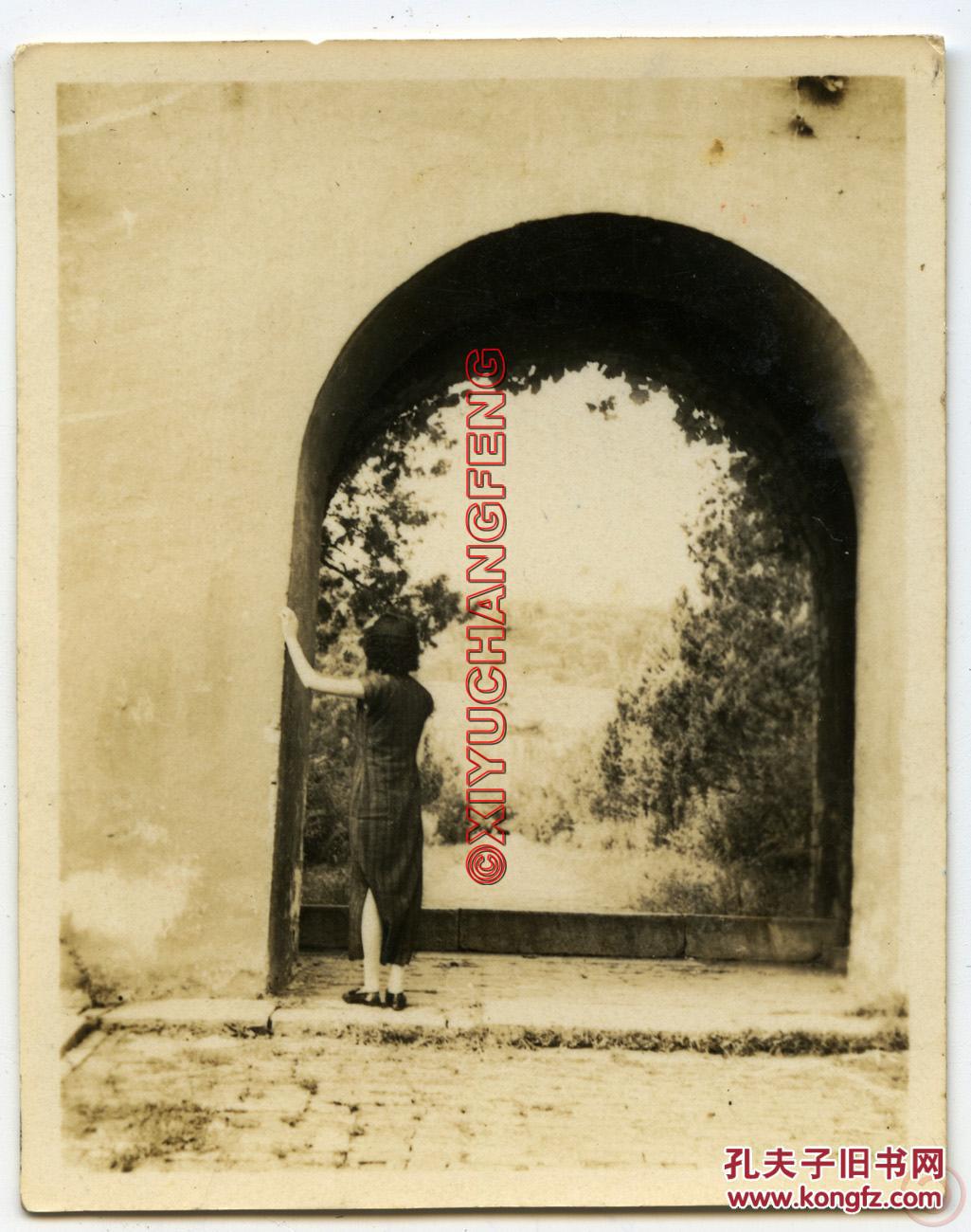美品 好有意境,民国 南京 明孝陵内红门的秦淮美女背影,所谓伊人在水