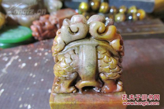 钮闲章"生涯只在诗,侧款"石岑,印形制如帝王之玺,印钮如古钟之蒲牢