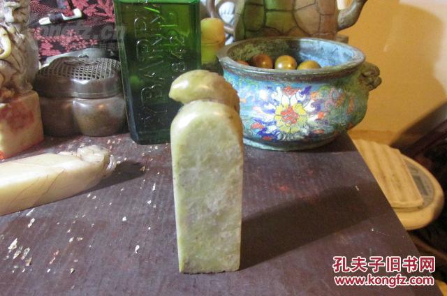 老寿山黄芙蓉鲤鱼钮闲章,通高约7厘米,鱼钮跃然,寓意龙门之兆,印文