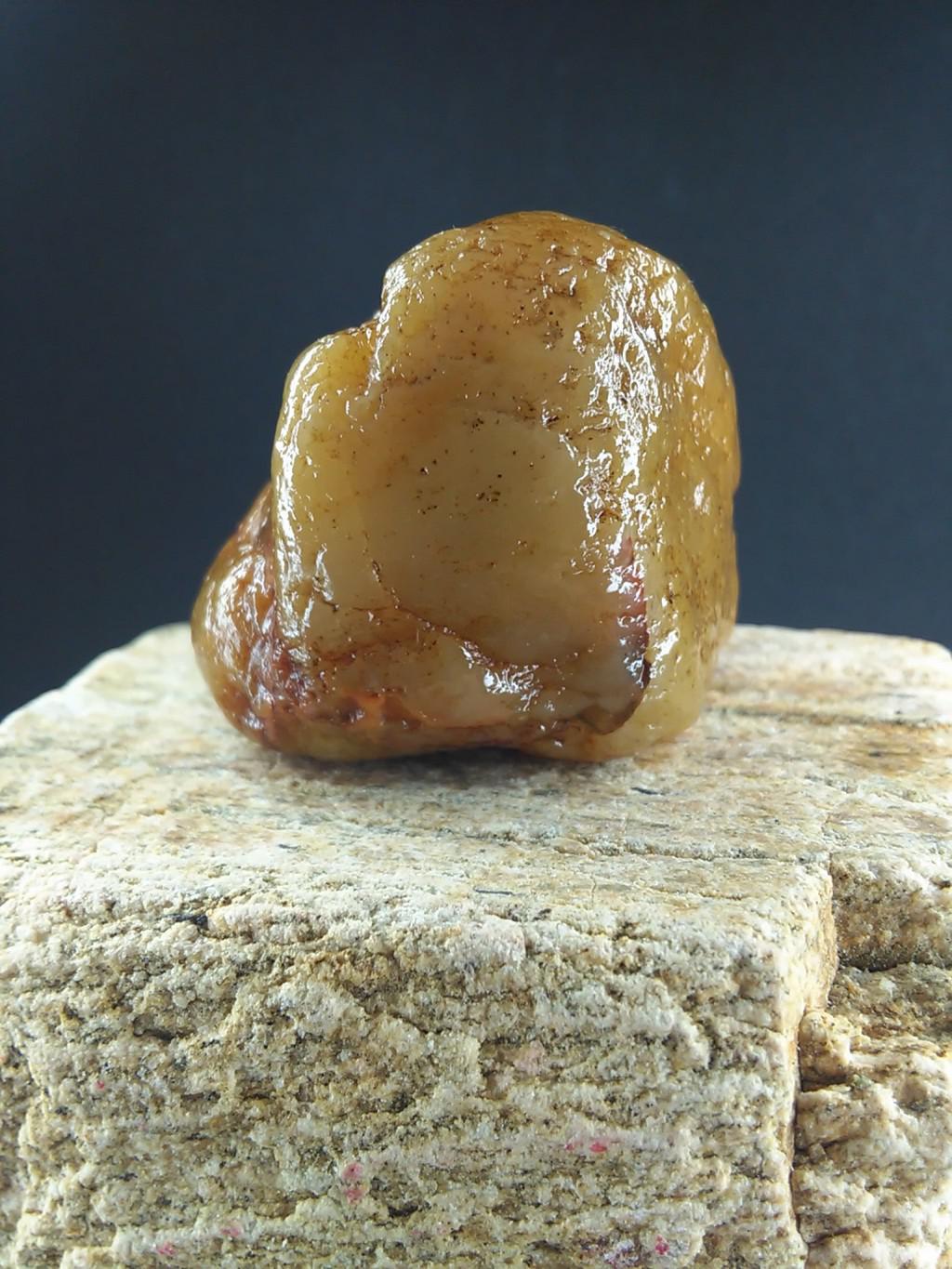 寿山坑头田黄原石,原皮原貌,饱满通透,重61克,少见的无砂无裂大原石.