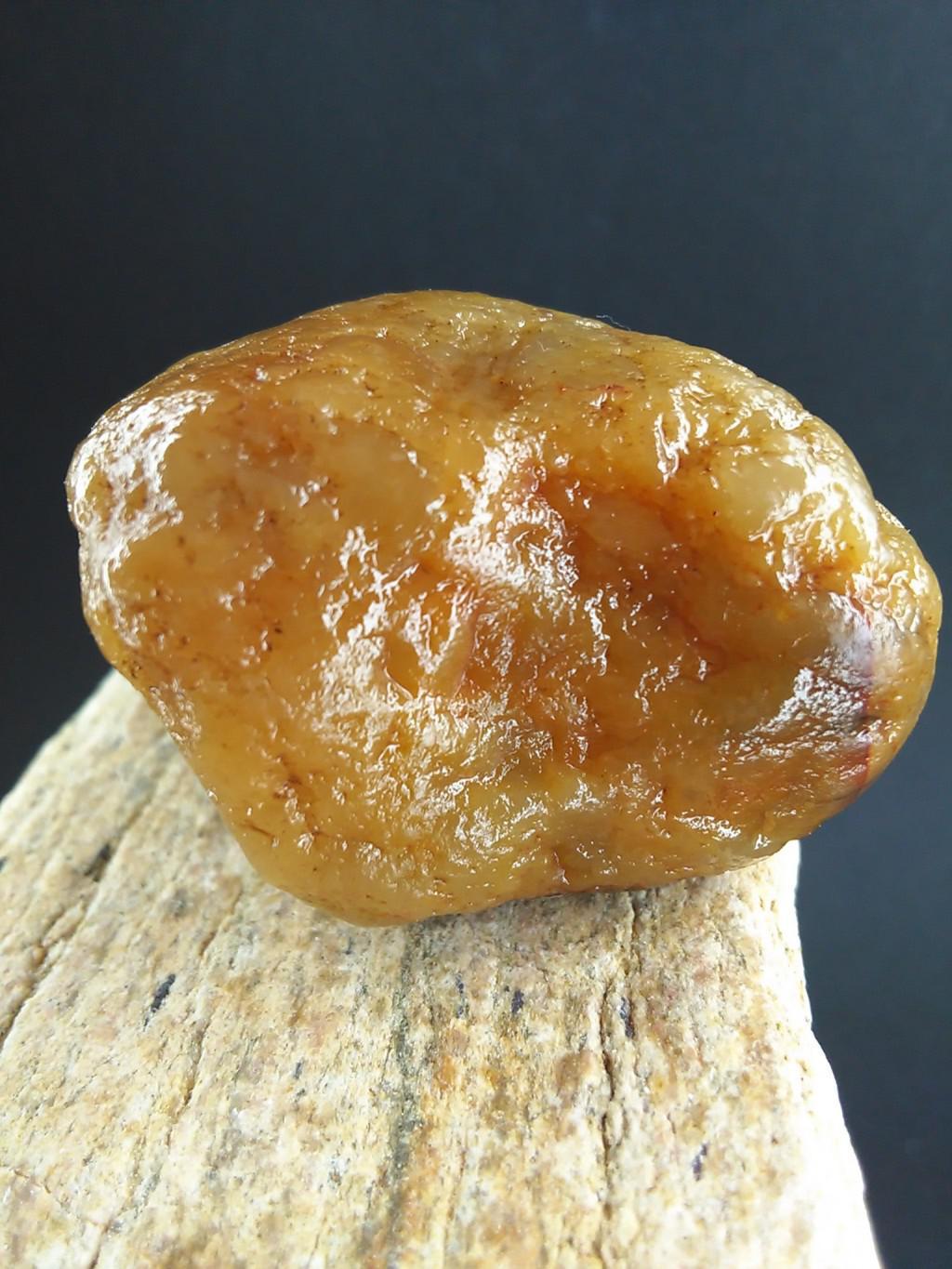 寿山坑头田黄原石,原皮原貌,饱满通透,重61克,少见的无砂无裂大原石.