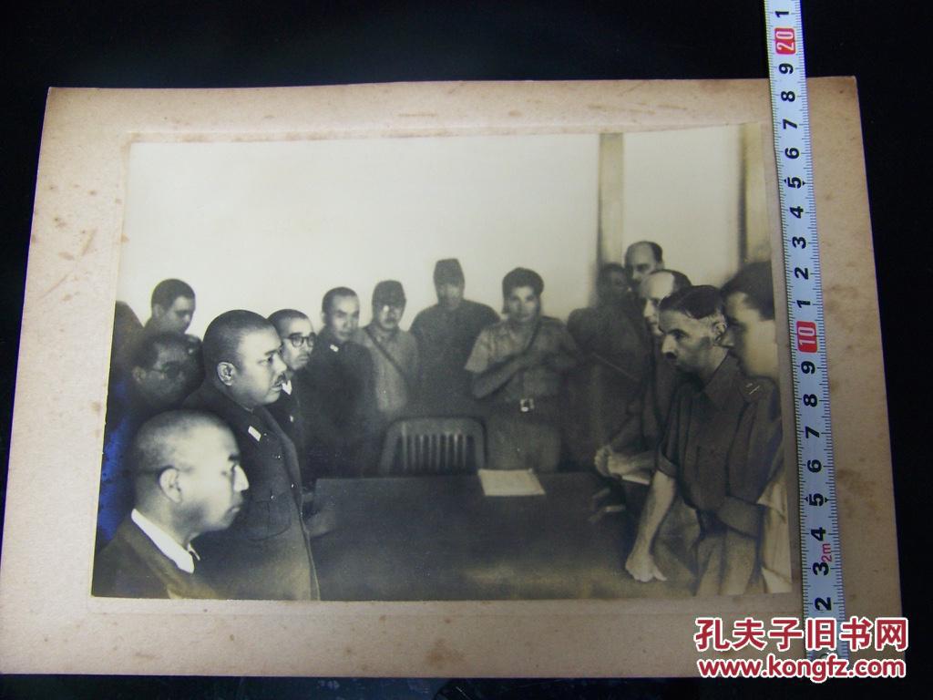 大东亚战争报道写真录之 日军大将山下奉文和英军驻新加坡中将阿瑟 帕西瓦尔谈判 15cm 1942年2月15日摄制 背面贴详细说明页 日军占领新加坡 该照片在当时及后来历史镜头中出现 孔夫子旧书网