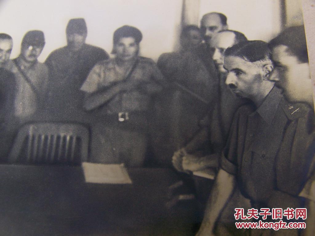 大东亚战争报道写真录之 日军大将山下奉文和英军驻新加坡中将阿瑟 帕西瓦尔谈判 15cm 1942年2月15日摄制 背面贴详细说明页 日军占领新加坡 该照片在当时及后来历史镜头中出现 孔夫子旧书网