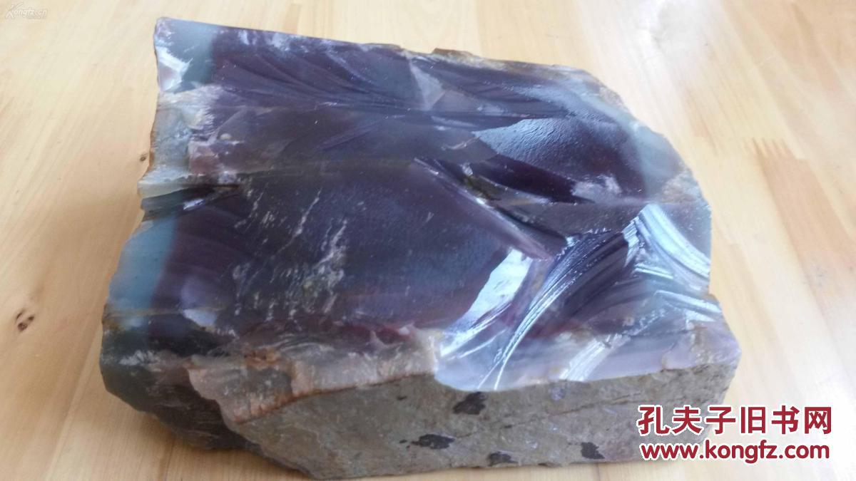 陕西商洛秦岭山中的大块玛瑙原石,中心全部是紫红色玛瑙,周边是绿色