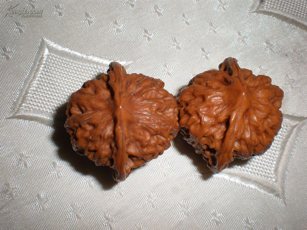 文玩野生公子帽老核桃一对包浆好