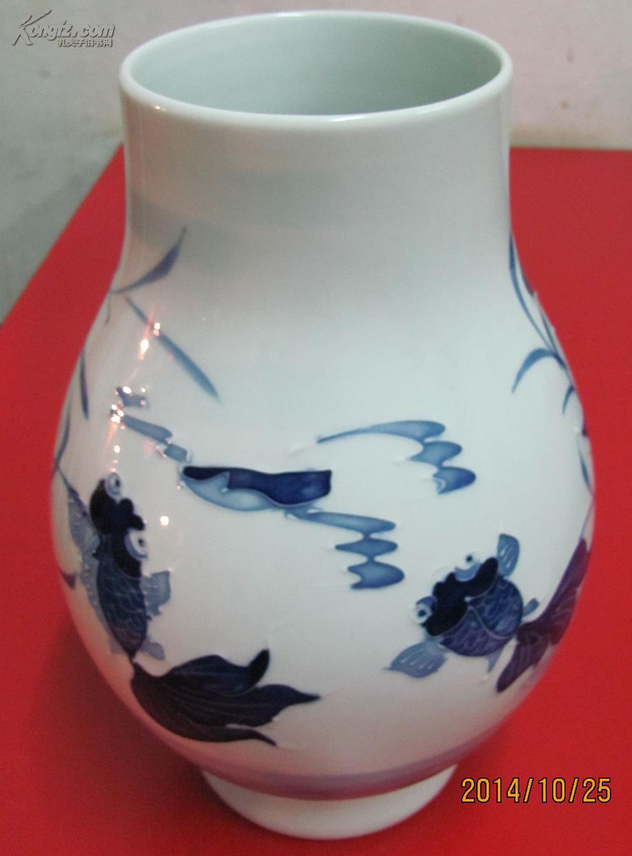 *青花瓷瓶一件·金鱼,荷花图案