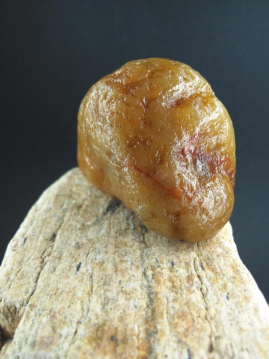 寿山坑头田黄原石,原皮原貌,饱满通透,重61克,少见的无砂无裂大原石.