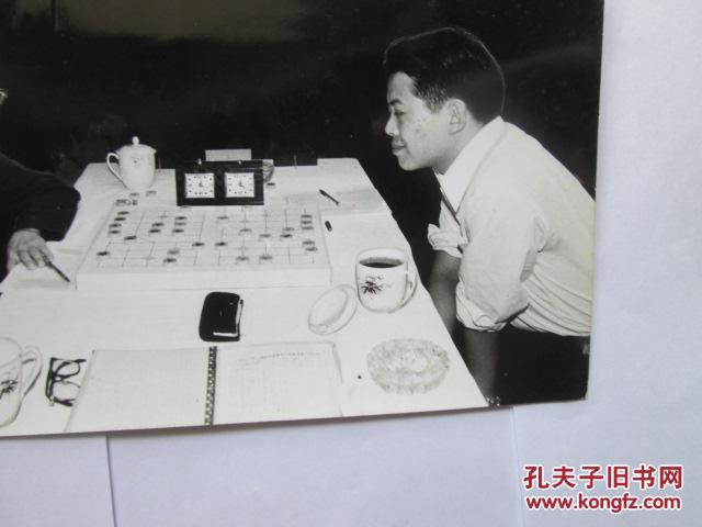 出版社流出出版过老照片之119:象棋大师胡荣华与杨官璘对弈