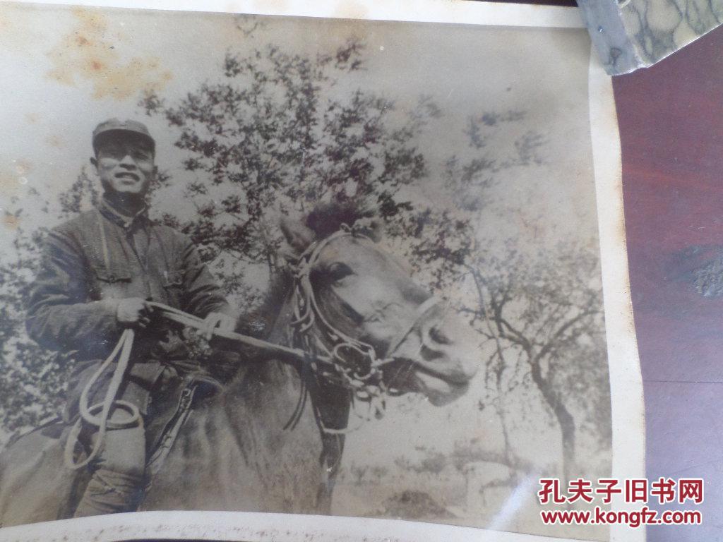 民国时期解放军士兵的威武骑马大开相片一张