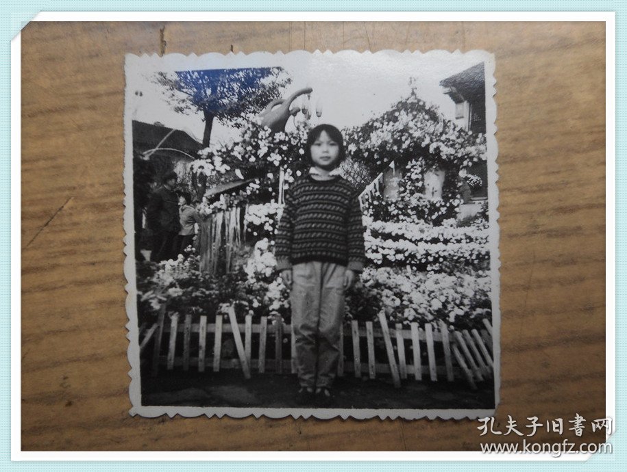 黑白老照片:小女孩花卉留影