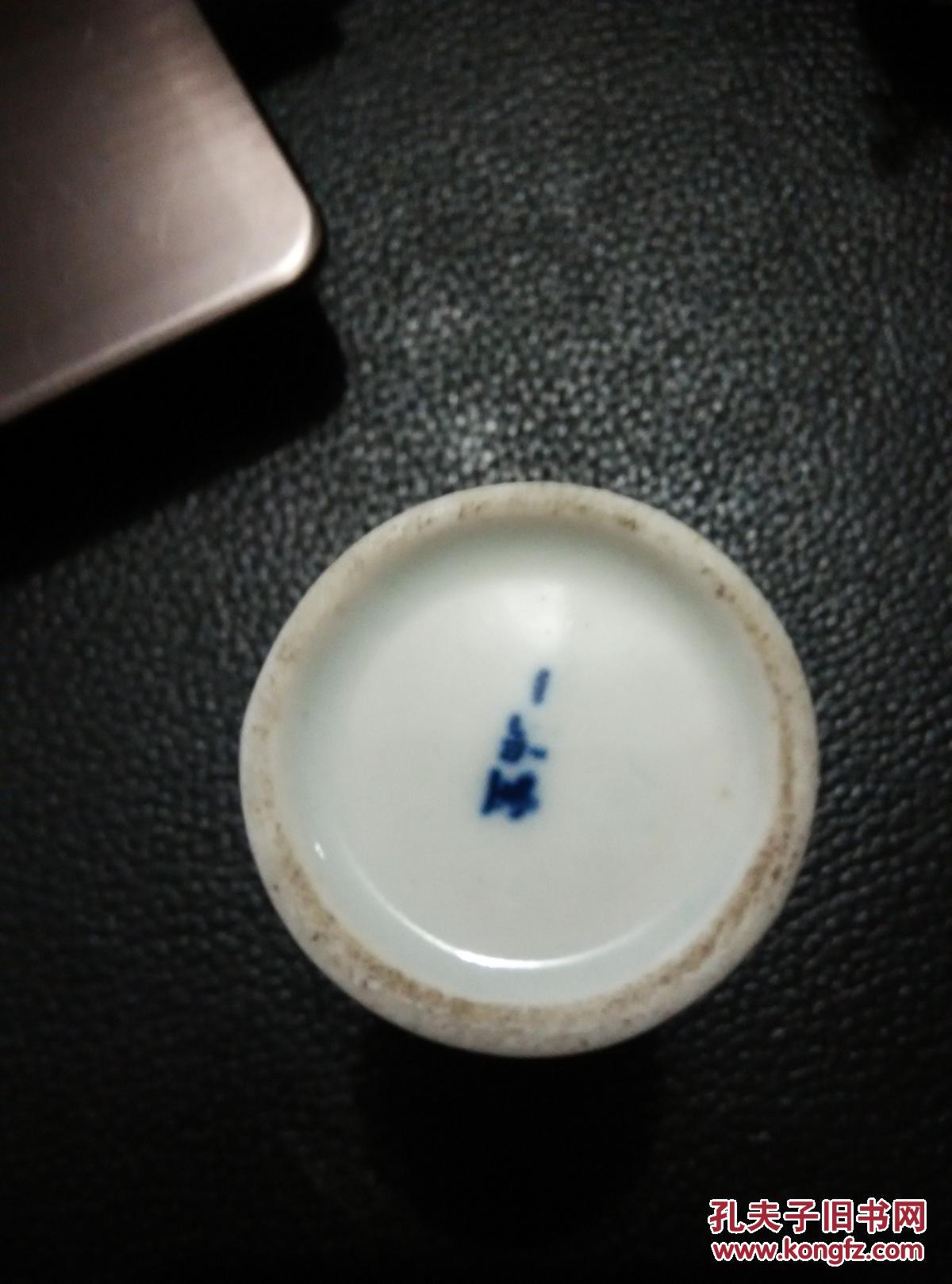 一品堂青花鼻烟壶