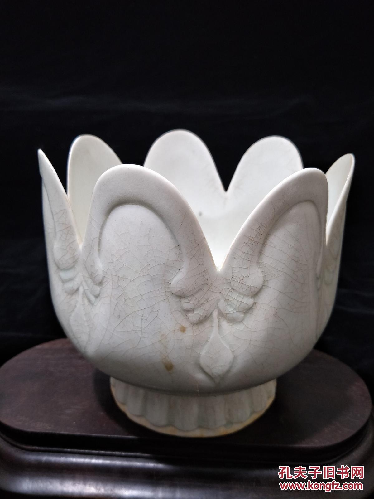 北宋 定窑 天青釉刻荷叶形藻纹大盌