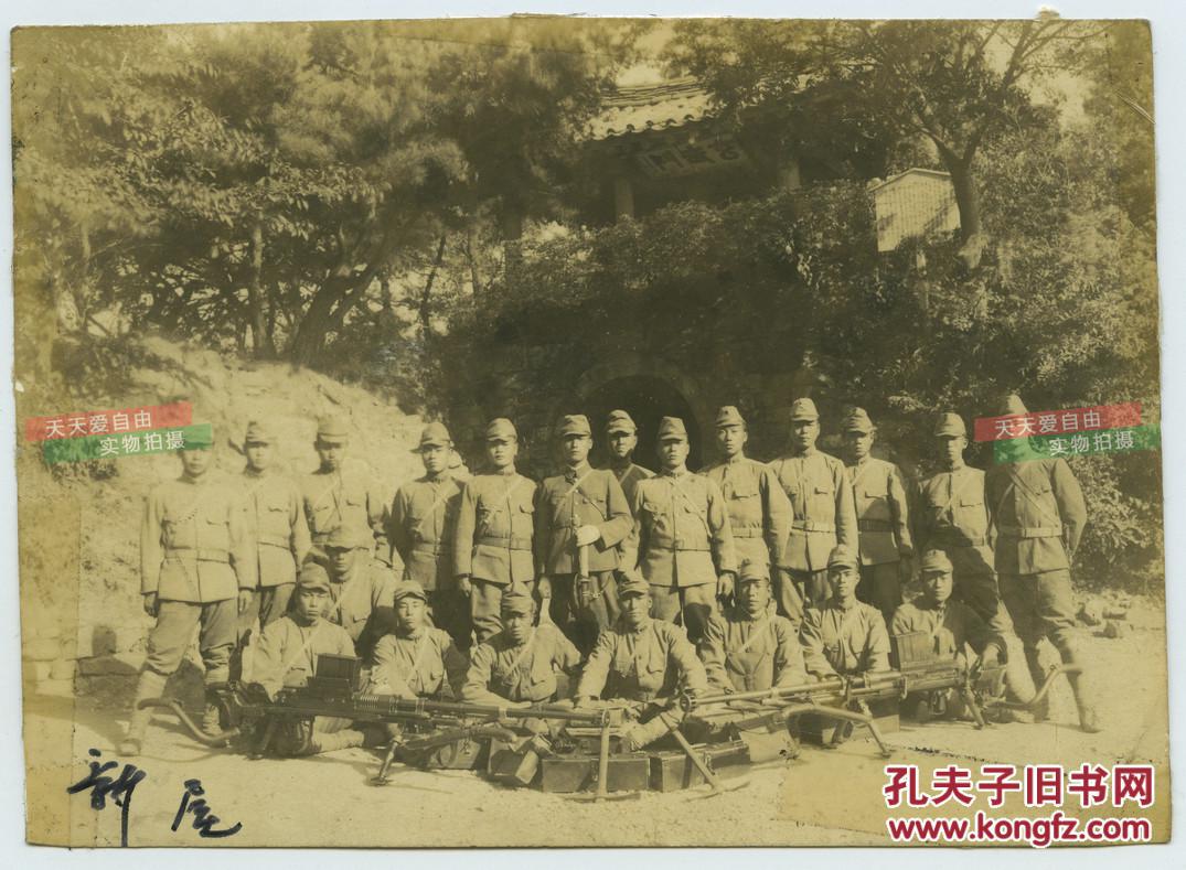 民国1943年日军步兵第七十七联队第一机关枪队在朝鲜牡丹台玄武门前的