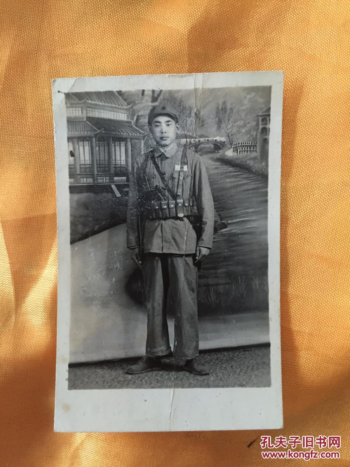 老照片军人配枪2带勋章背后有赠言1953年全身像中国人民解放军黑白五