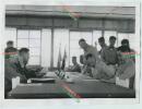 1952年朝鲜战争中板门店谈判现场老照片一张，照片中有：中国军事代表向方，北朝鲜代表南将军，南朝鲜李姓将领，以及联合国代表美军哈里森上将等人。22.8X17.2厘米